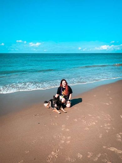 Melissa en Arya op een zonnig strand
