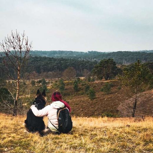Melissa en Arya zitten samen op de heide