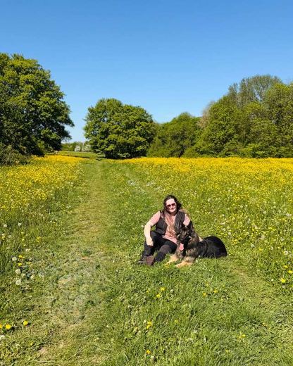 Melissa en Arya in een wei vol boterbloemen