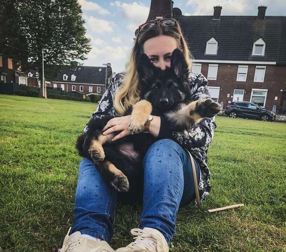 Melissa met de jonge Arya in haar armen op het gras