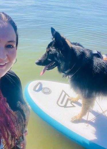 Een selfie van Melissa en Arya op een supboard